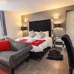Le Nyaraló *