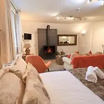 Le Nyaraló